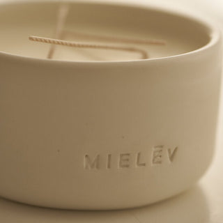 Hand-Crafted Ceramic Candle (witte tulp/lelie/hout) Mielēv